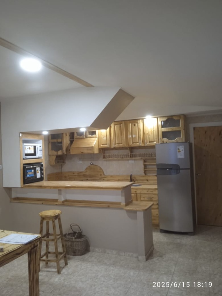 Proyecto Reforma de Cocina Rústica y Barra de Madera